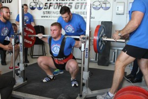 Niel Verrall squatting 165kg on his second attempt.